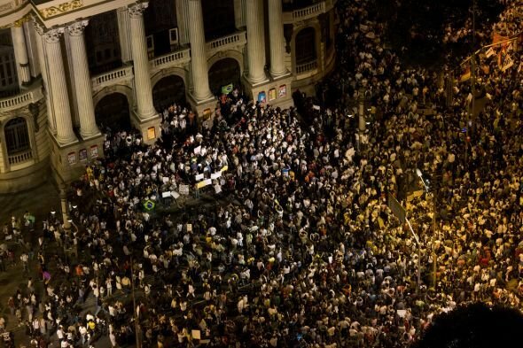 Бразилия массово протестует против бедности и футбола - Информация 