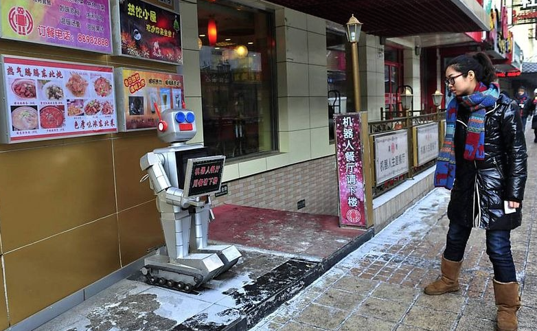 Роботы-повары и роботы-официанты обслуживают гостей в китайских ресторанах
