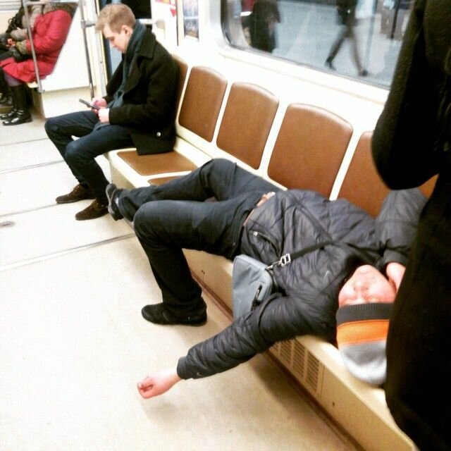 Пост про тех, кто не удержался и уснул в метро