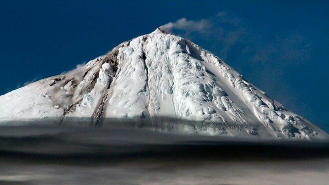 Редкие кадры извержения Биг-Бена — вулкана среди льдов